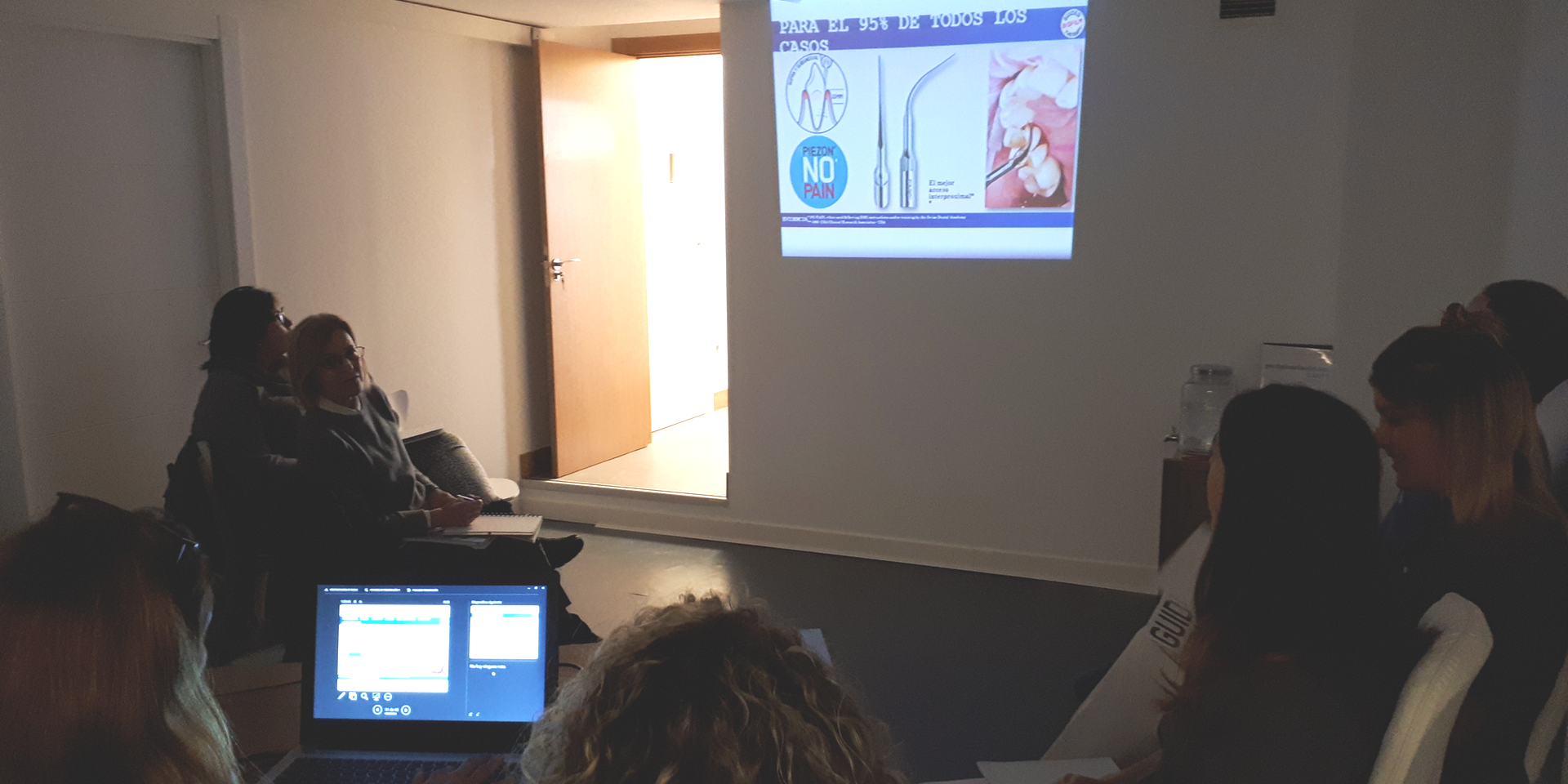 Formación sobre prevención de enfermedades periodontales y alrededor de implantes