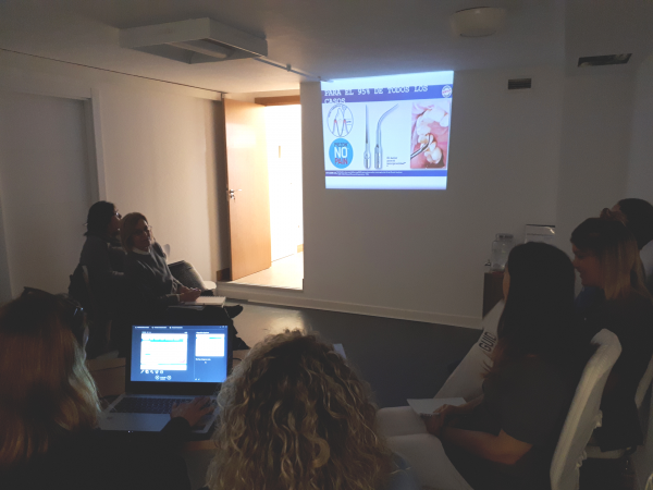 Formación sobre prevención de enfermedades periodontales y alrededor de implantes