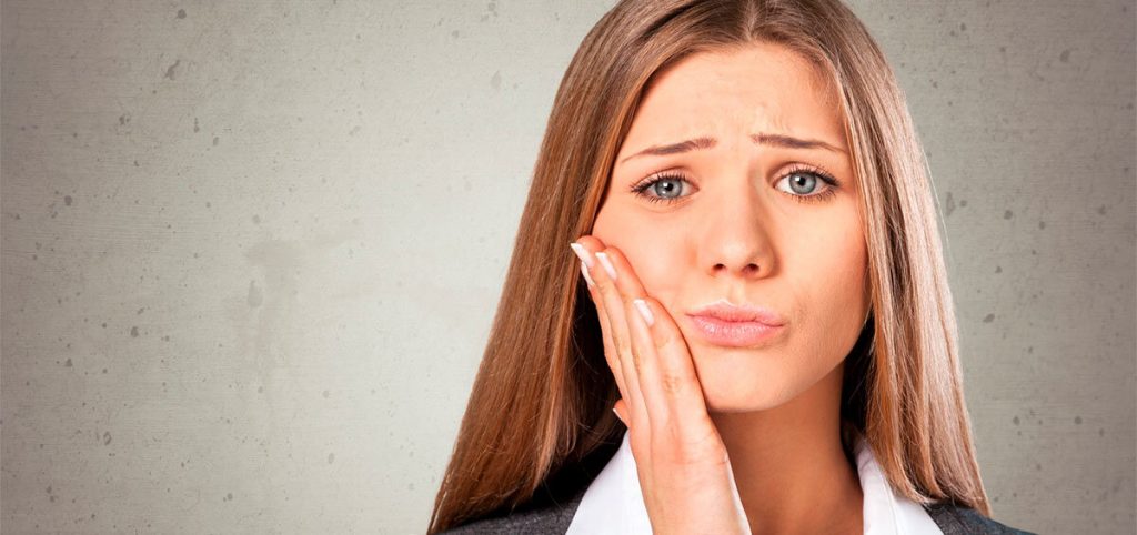 Mujer con dolor de muelas