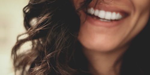 Mujer con buena salud bucodental