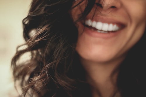 Mujer con buena salud bucodental