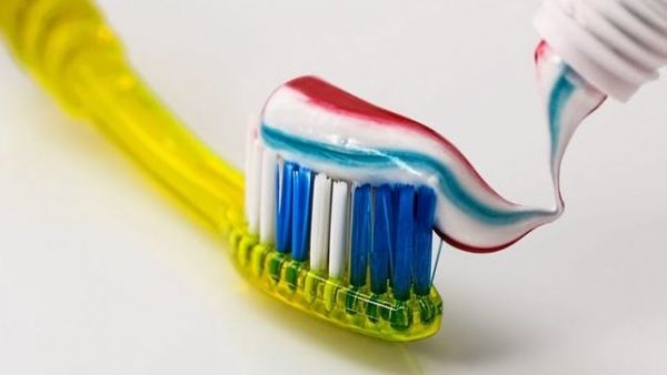 cepillo con pastas de dientes