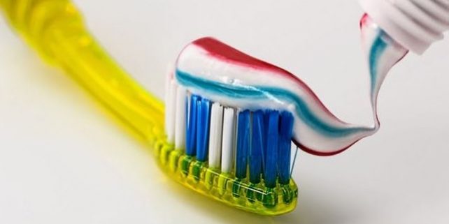 cepillo con pastas de dientes