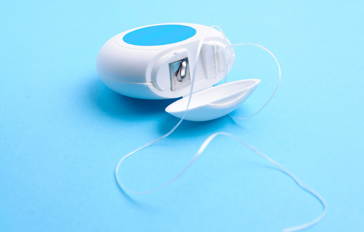 importancia de usar correctamente el hilo dental para tener una buena higiene bucodental