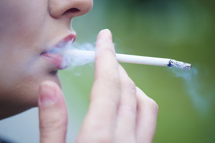 Mujer fumando tendrá problemas bucales