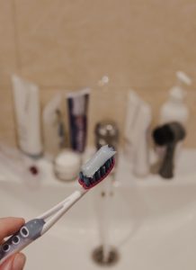 Cepillo de dientes gris con pasta