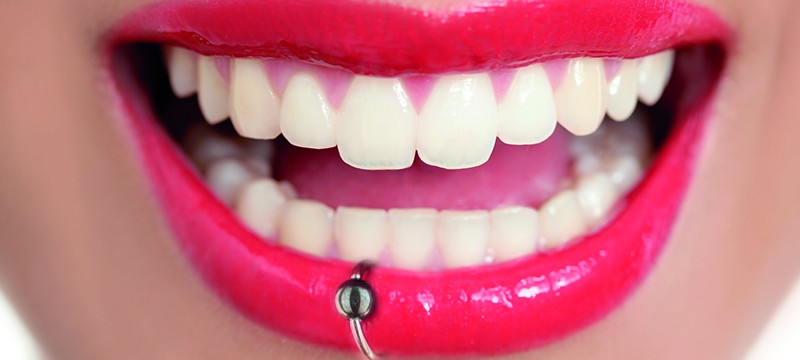 Cómo provoca daños en tu boca un piercing.