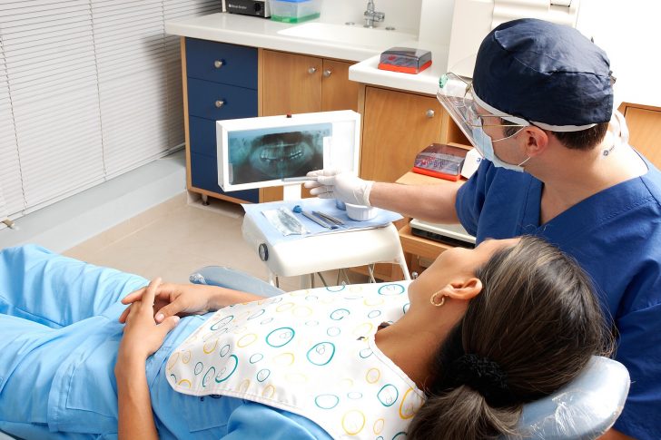 Qué son las encías retraídas - Belén Pérez clínica dental en Getxo