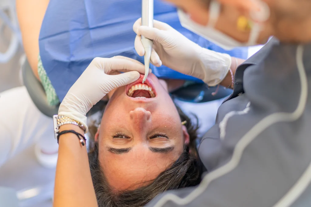 Revisión dental preventiva a una paciente en la clínica de Getxo