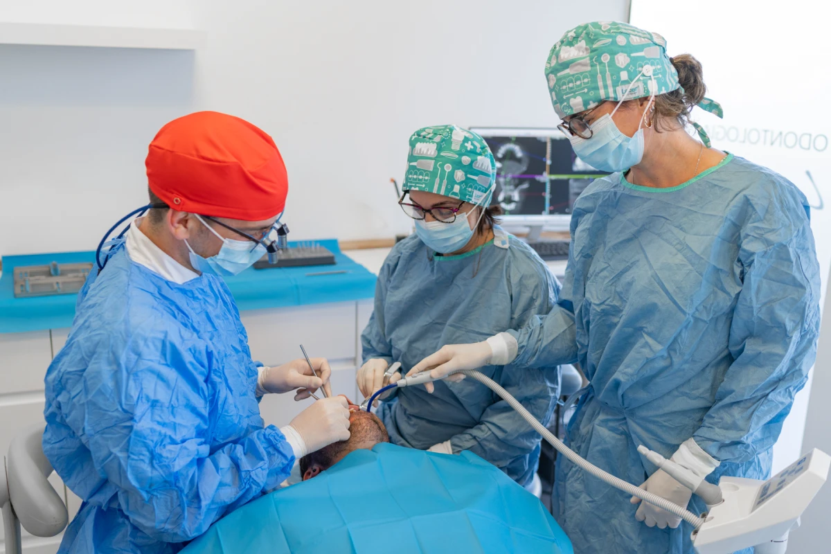 Cirugía de implantes dentales con equipo quirúrgico en Getxo