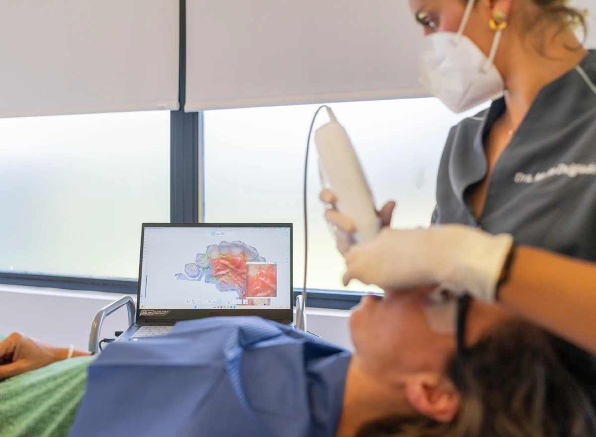 Diagnóstico de enfermedad periodontal con cámara intraoral en Getxo