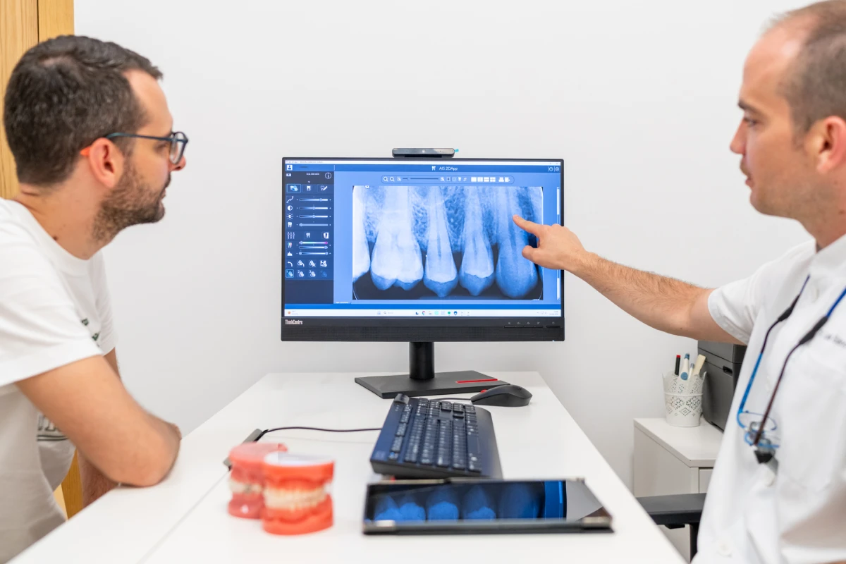 Dr. Luis Sánchez explicando las ventajas de los implantes dentales en Getxo
