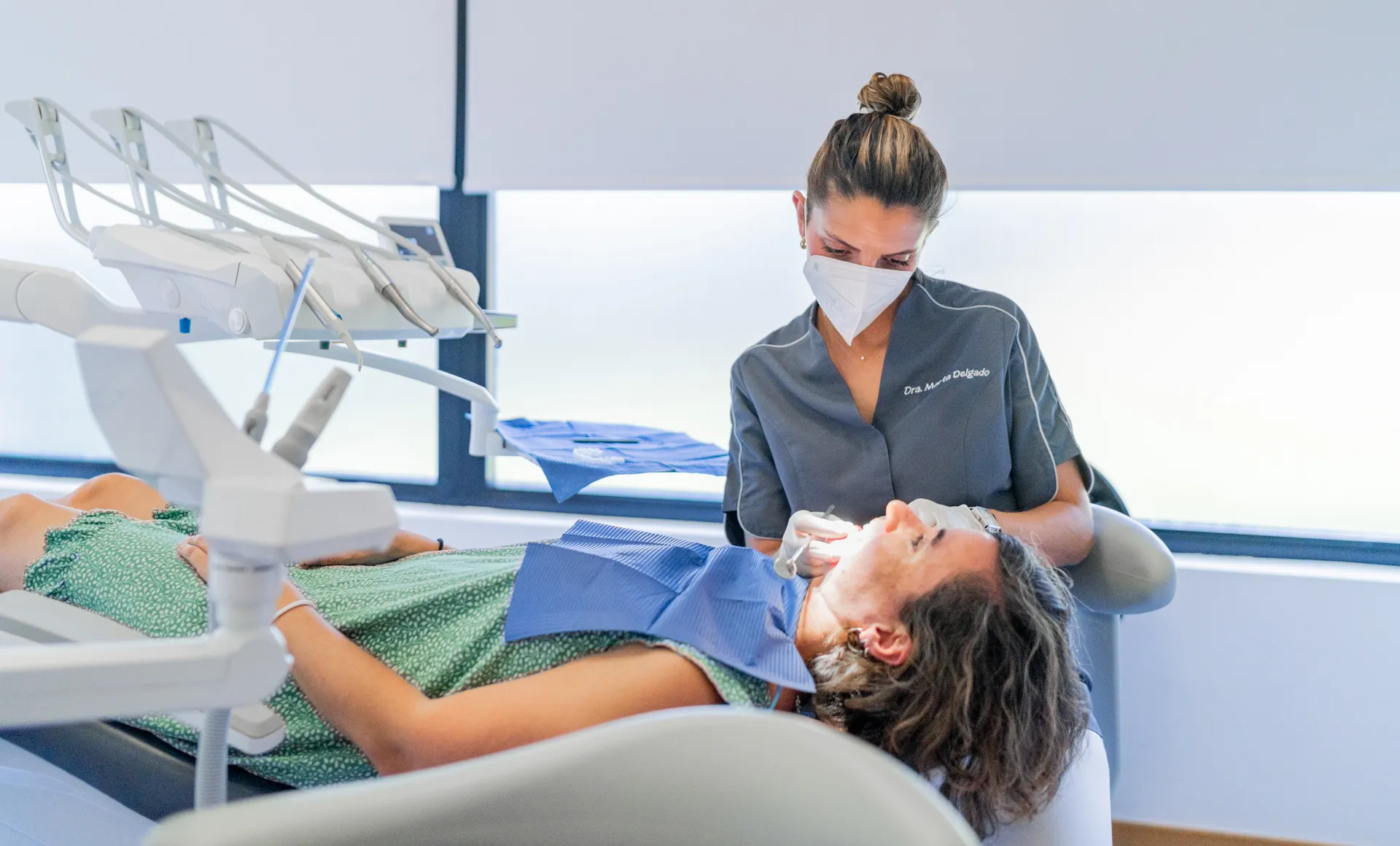 Dra. Marta Delgado realizando una revisión periodontal a una paciente en Getxo