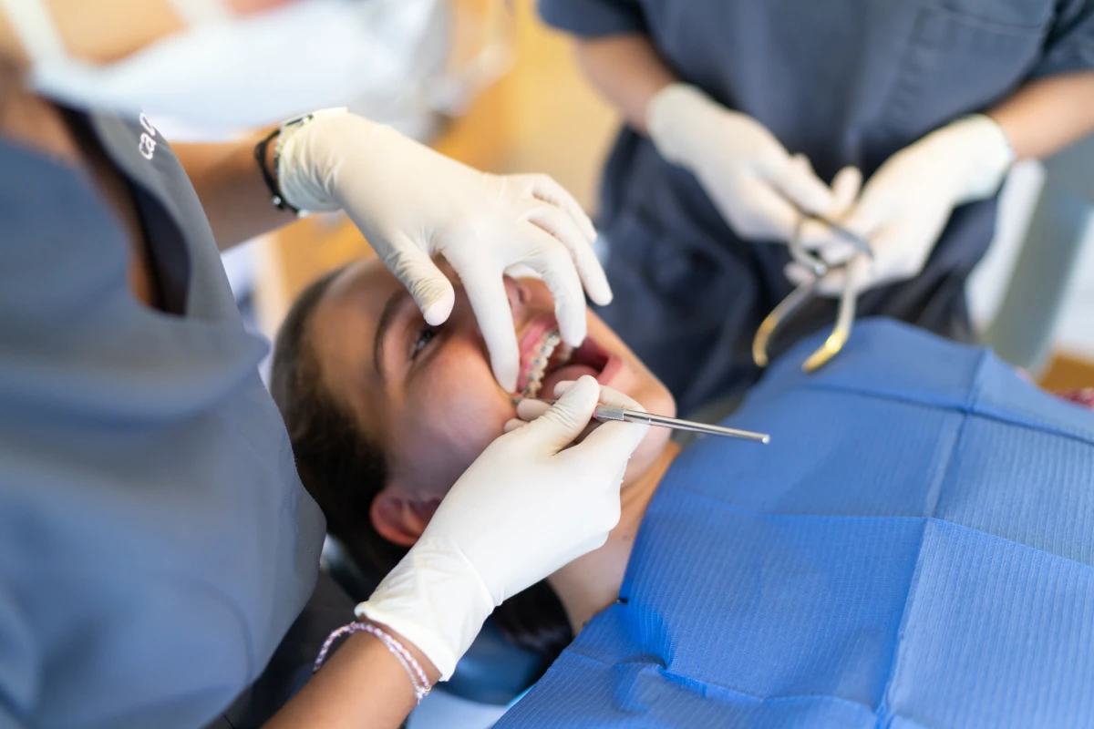 Colocación de ortodoncia a un paciente en la clínica dental de Getxo