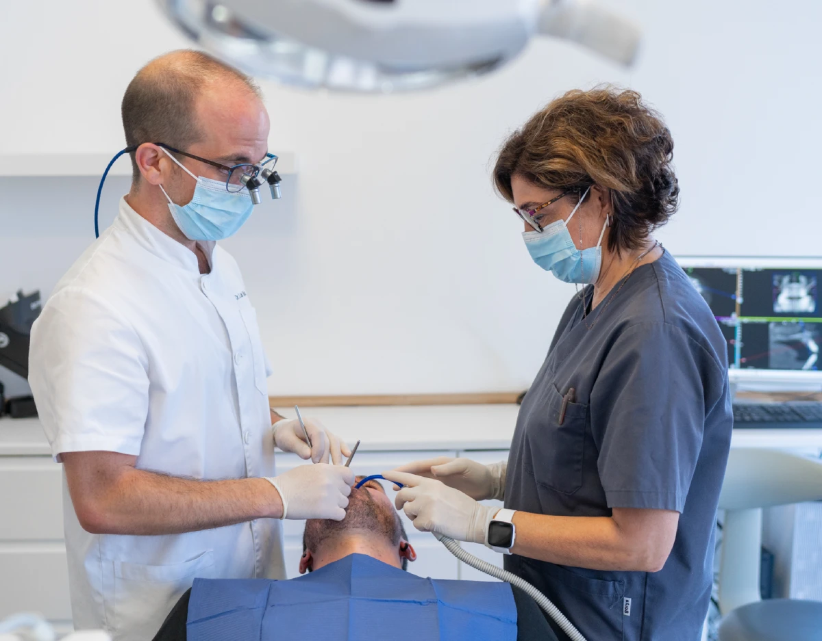Dr. Luis Sánchez colocando implantes dentales en la clínica de Getxo
