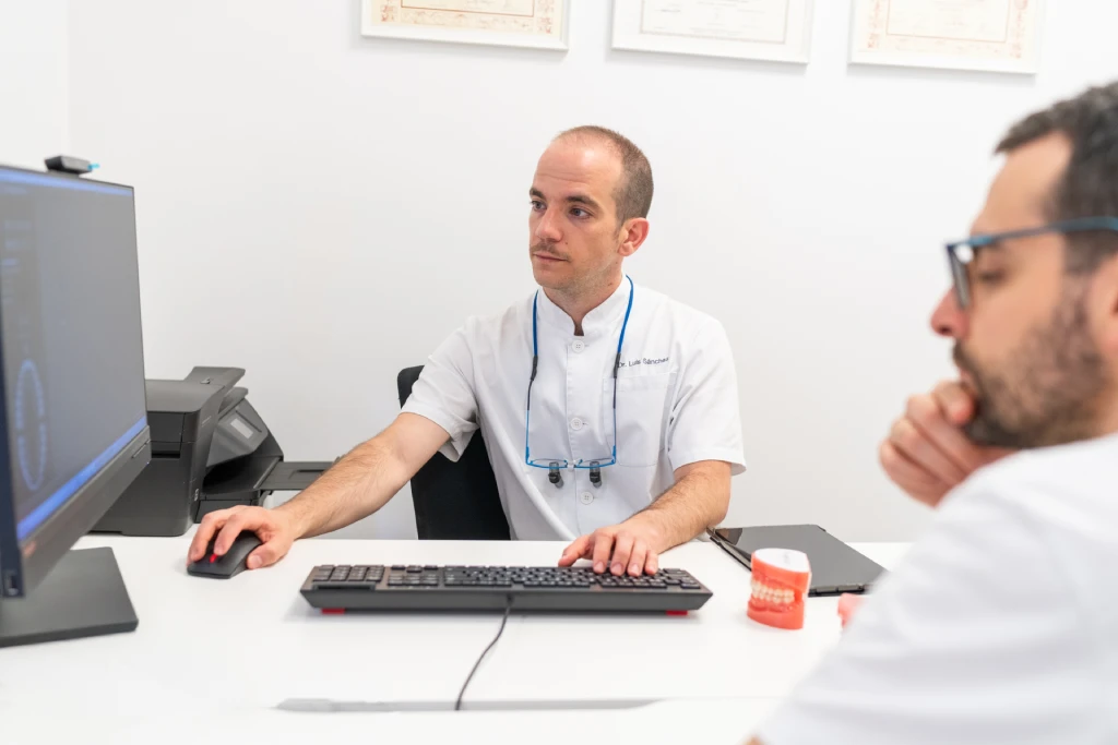 Dr. Luis Sánchez valorando un tratamiento de endodoncia en consulta, Getxo