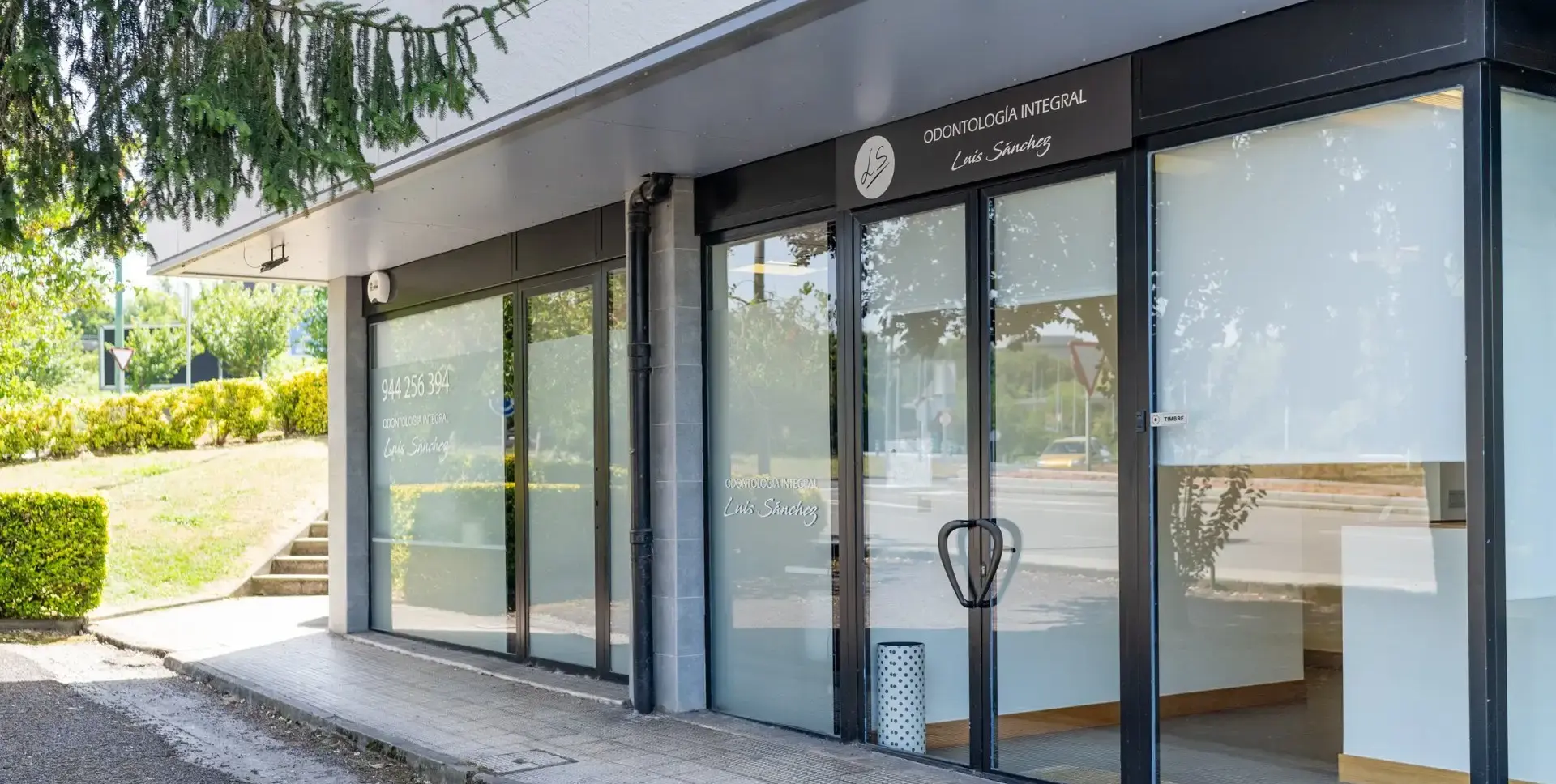 Entrada de la clínica dental Luis Sánchez Odontología Integral en Getxo