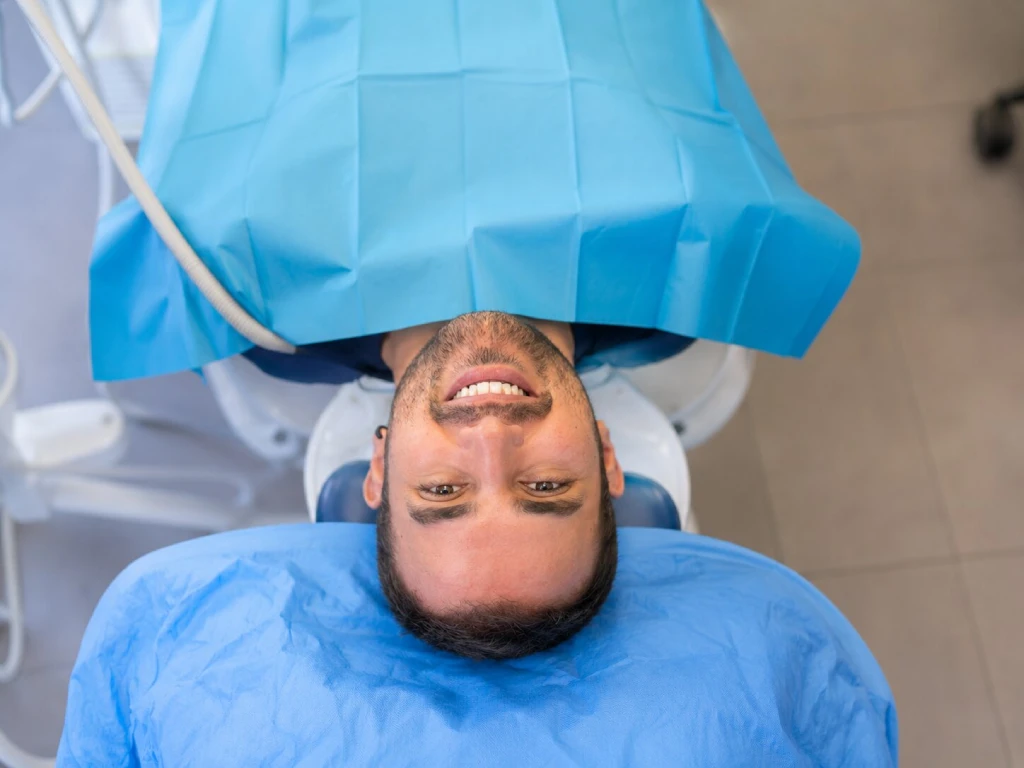 Paciente durante un tratamiento de endodoncia en la clínica de Getxo